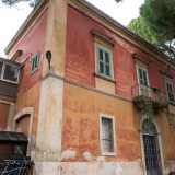 Osserviamo la lineare ed elegante struttura di un color rosso pompeiano ormai sbiadito e tendente all�ocra: si sviluppa su due livelli, sebbene comprenda anche un terrazzo e un piano sotterraneo